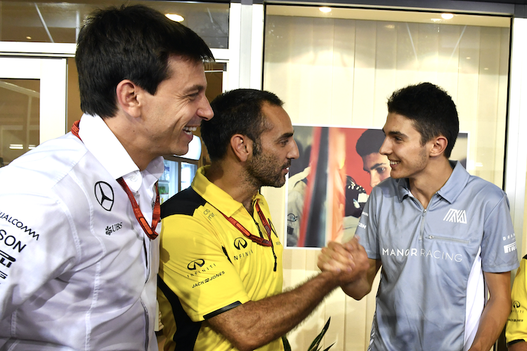 Toto Wolff, Cyril Abiteboul und Esteban Ocon in Singapur 2016