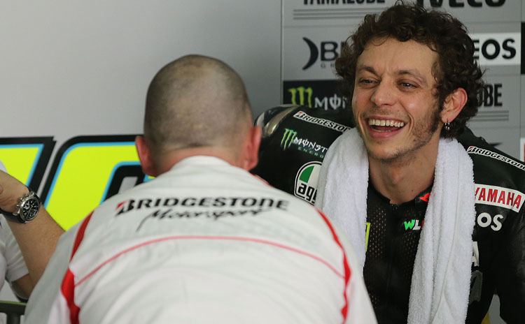 Valentino Rossi und ein Bridgestone-Techniker