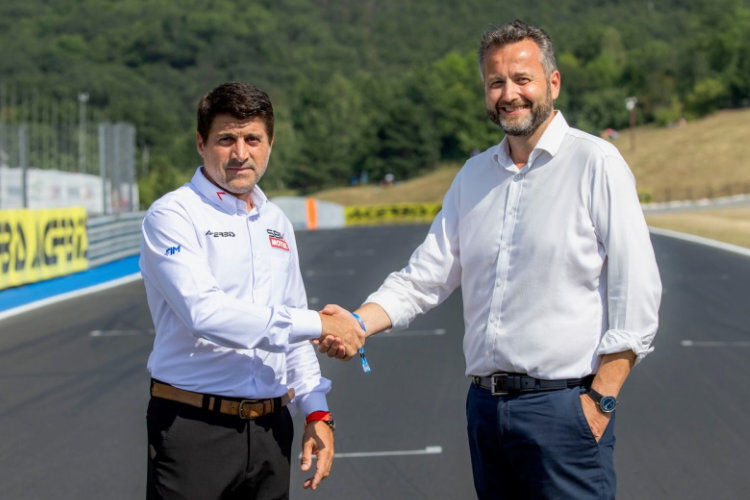 Most-Eigentümer Josef Stajicek (re.) mit SBK Executive Director Gregorio Lavilla