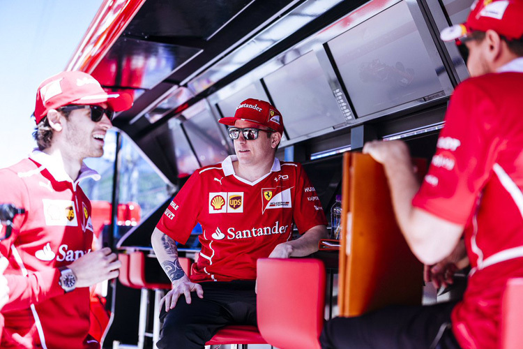 Kimi Räikkönen (Mitte) mit Antonio Giovinazzi und Sebastian Vettel