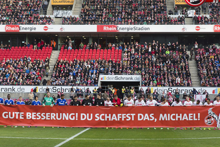 Vor dem Fussballspiel: Genesungswünsche für Michael Schumacher