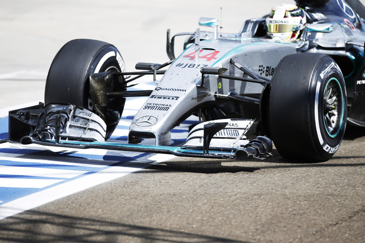 Lewis Hamilton kommt mit kaputtem Frontflügel an die Box