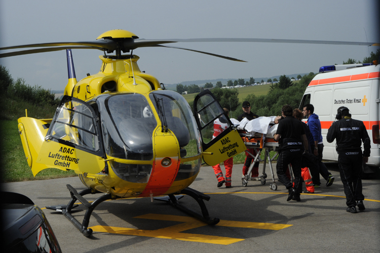 Dani Pedrosa wird in den Helikopter verfrachtet