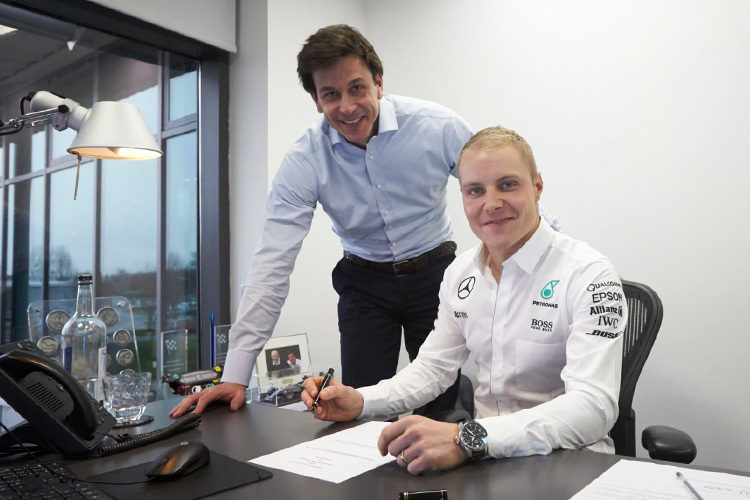 Toto Wolff und Valtteri Bottas bei der Vertragsunterzeichnung