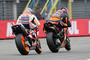 Training in Assen: Bradley Smith wehrt sich gegen Weltmeister Marc Márquez