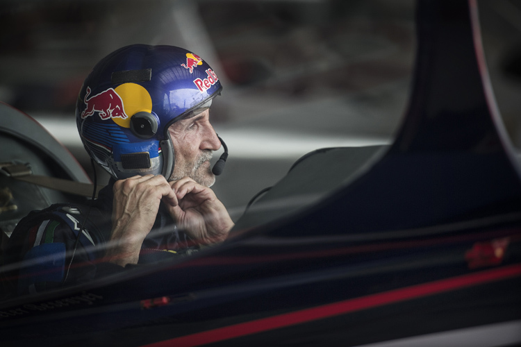 Peter Besenyei hat im Corvus Racer 540 schon sechs Rennen der Red Bull Air Race-WM bestritten – mit mässigem Erfolg