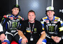 Mandy Kainz mit seinen MotoGP-Piloten Parkes (li) und Laverty (re)