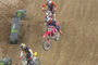 Ken Roczen weiß nicht mehr, wohin er noch ausweichen soll und strauchelt, während Webb aufrückt