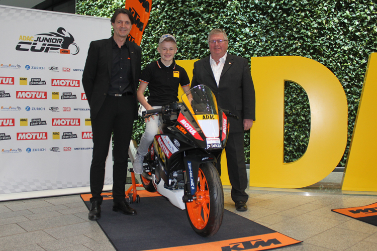 Norbert Zaha (KTM), Tim Georgi und Dieter Junge (ADAC) (v.li.) bei der Preisverleihung