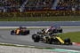 Fernando Alonso (links) verfolgt Carlos Sainz (vorne)