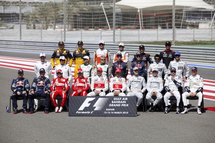Die F1-Fahrer auf dem Gruppenfoto von 2010 