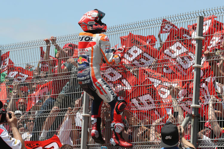 Marc Márquez lässt sich nach dem Jerez-Sieg von den Fans feiern
