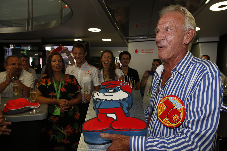 Jenson Button freut sich über seine Schlumpf-Torte