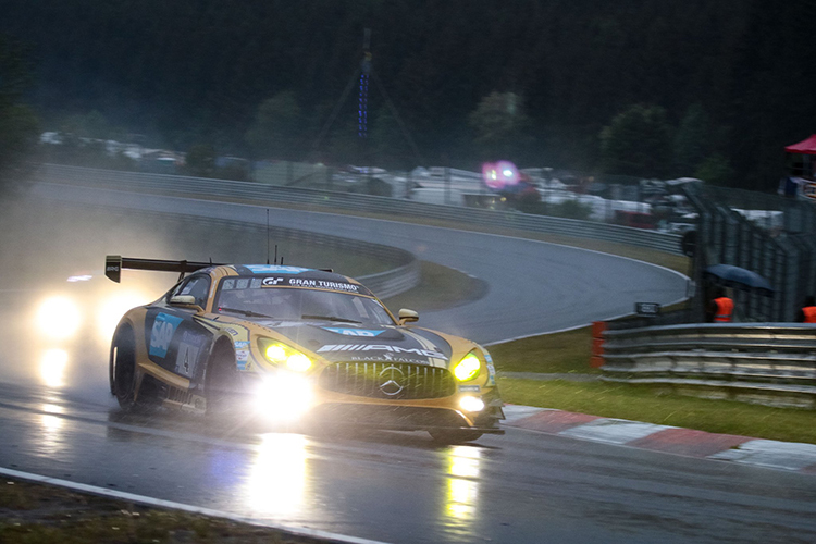 Liegt zum Zeitpunkt des Abbruchs in Führung: Black-Falcon Mercedes-AMG GT3