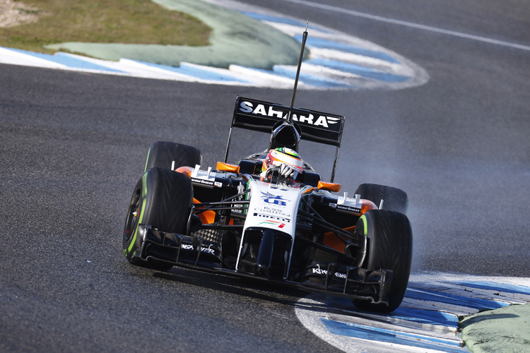 Sergio Pérez im neuen Force India am Morgen auf nasser Bahn