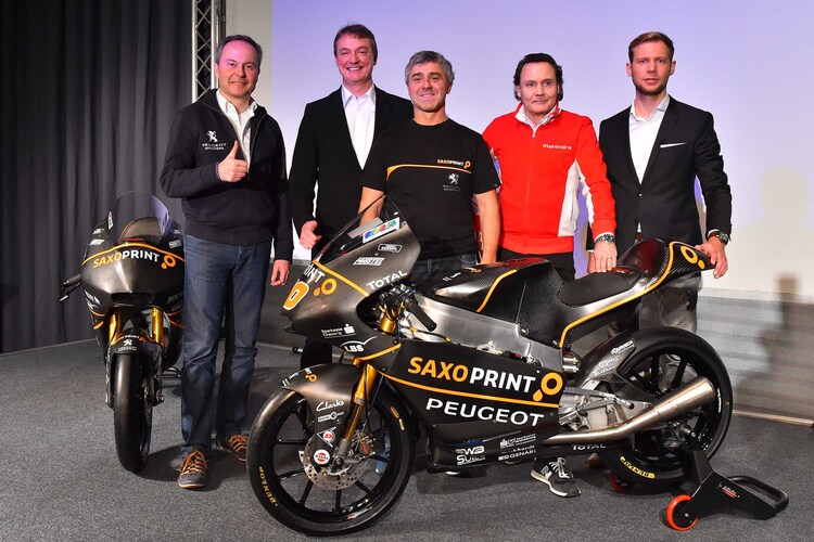 Volker Klein, Geschäftsführer von Peugeot Motocycles Deutschland, Terrell Thien, Toni Gruschka, Andreas Leuthe (Mahindra) und René Beck, Sponsoring-Leiter von Saxoprint