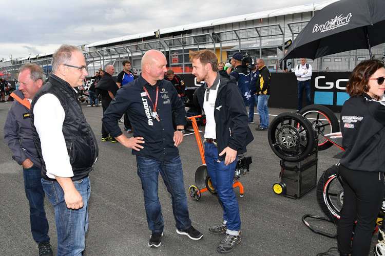 Dirk Reißmann (rechts) im Gespräch mit Intact-Teammanager Jürgen Lingg