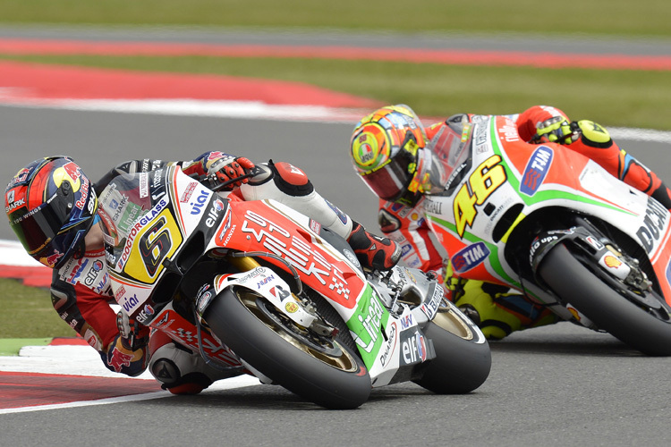 Stefan Bradl vor Valentino Rossi