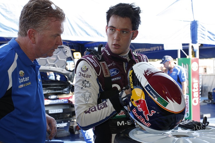 Thierry Neuville zieht den M-Sport-Helm aus