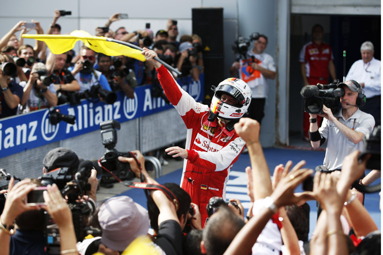 Kein Fan der neuen Helmdesign-Regel: Sebastian Vettel muss bei jedem GP in diesem Jahr im weissen Helm ausrücken