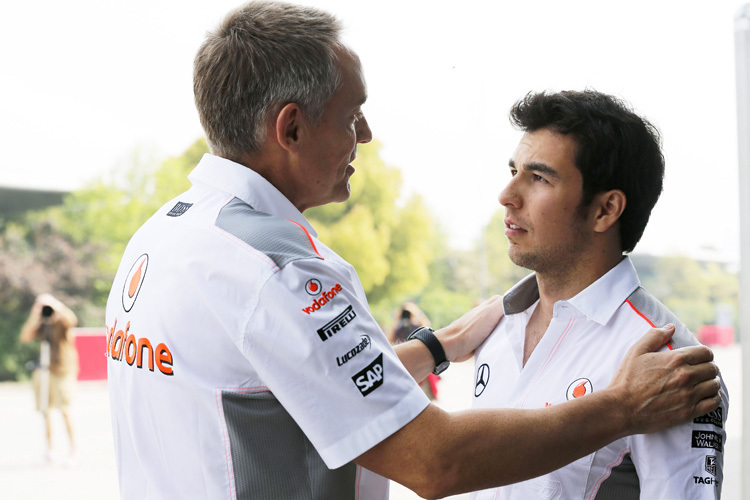 McLaren-Pilot Martin Whitmarsh tröstet Schützling Sergio Pérez
