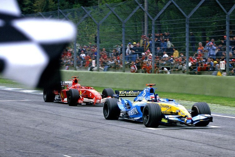 Fernando Alonso vor MIchael Schumacher in Imola 2005