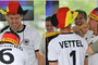 RTL weckt die Fussball-Fans im Fahrerlager: Formel-1-Champion Sebastian Vettel und Mercedes-Star Nico Rosberg