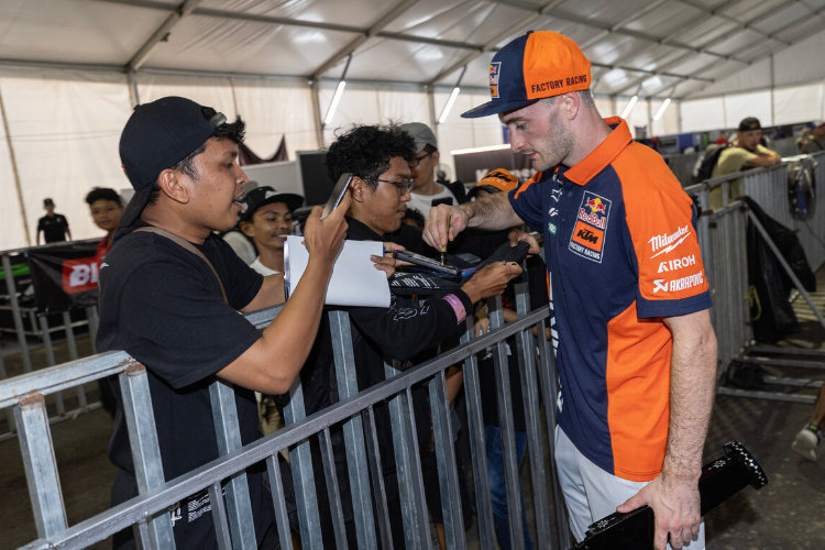 Jeffrey Herlings mit indonesischen Fans