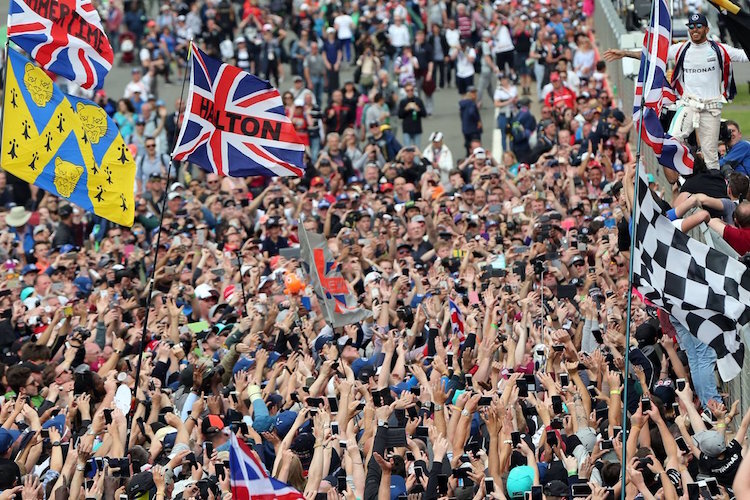 Lewis Hamilton lässt sich 2016 von den Fans in Silverstone feiern