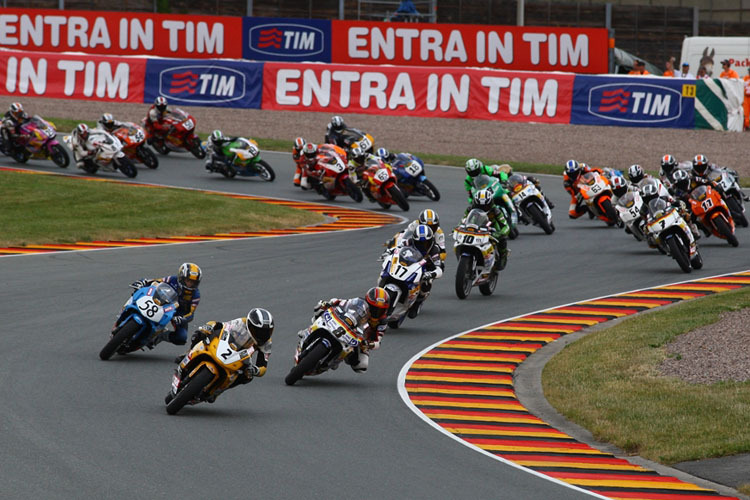 Max Fritzsch (#2) führt die Meute auf dem Sachsenring an