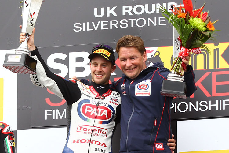 Jonathan Rea jubelt mit Ronald ten Kate