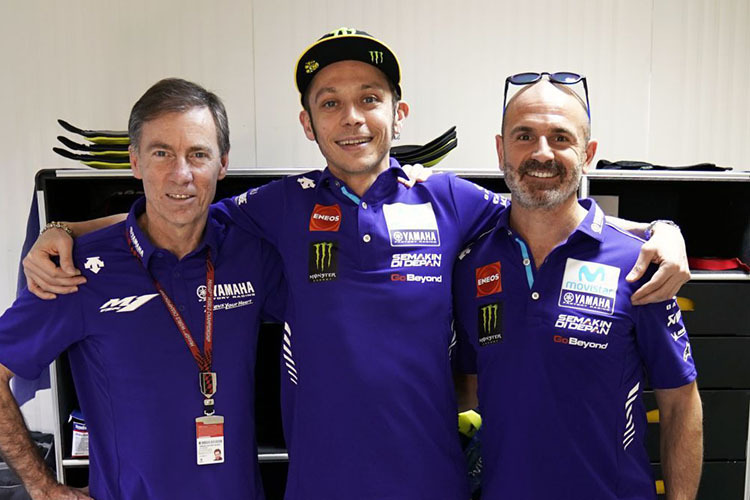 Valentino Rossi mit Lin Jarvis und Teammanager