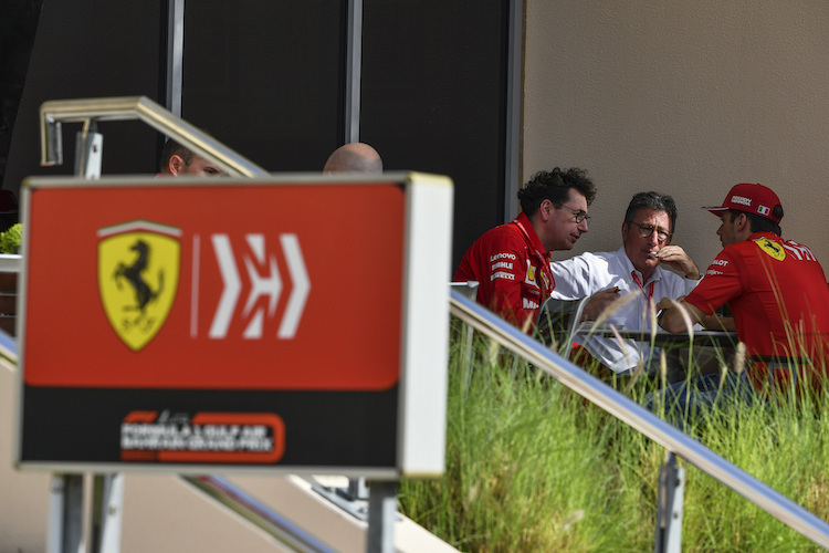 Mattia Binotto, Louis Camilleri und Charles Leclerc in Bahrain 2019