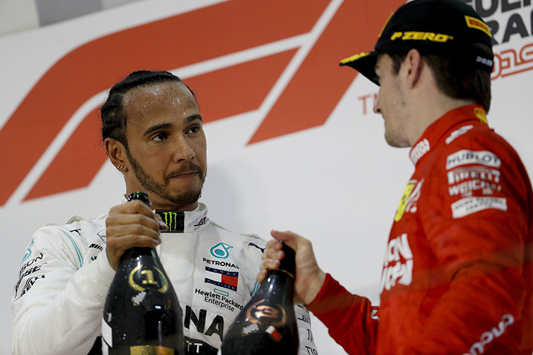 Lewis Hamilton mit Charles Leclerc in Bahrain
