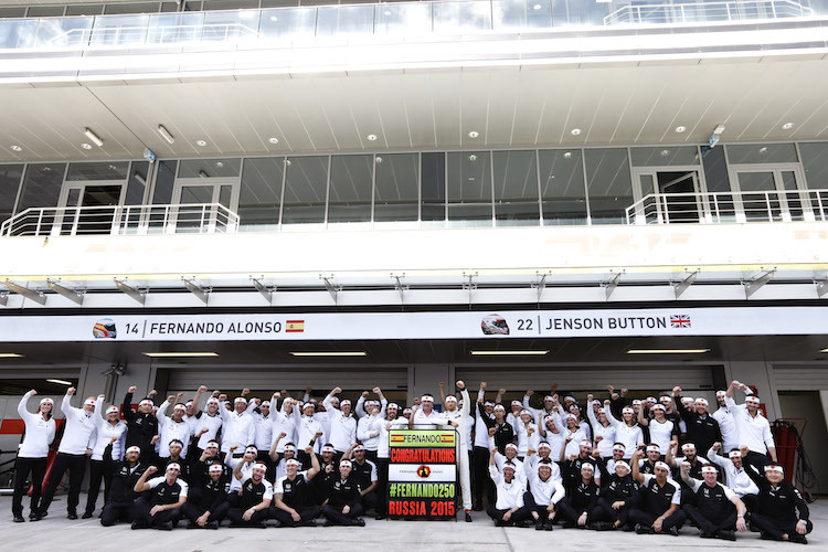 Das McLaren-Team feiert den 250. Grand Prix von Fernando Alonso