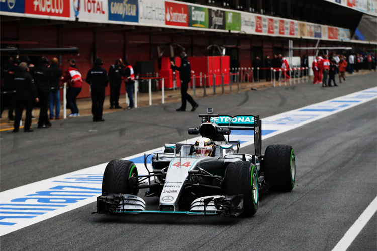 Lewis Hamilton geht mit dem neuen Silberpfeil auf die Bahn