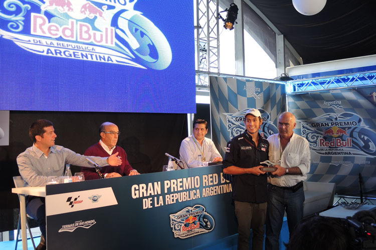 Argentinien-GP-Präsentation: Moto2-Pilot Iturrioz und Tourismusminister Enrique Meyer (vo.)