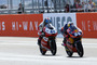 Der Zweikampf Luis Salom (vorne) gegen Miguel Oliveira