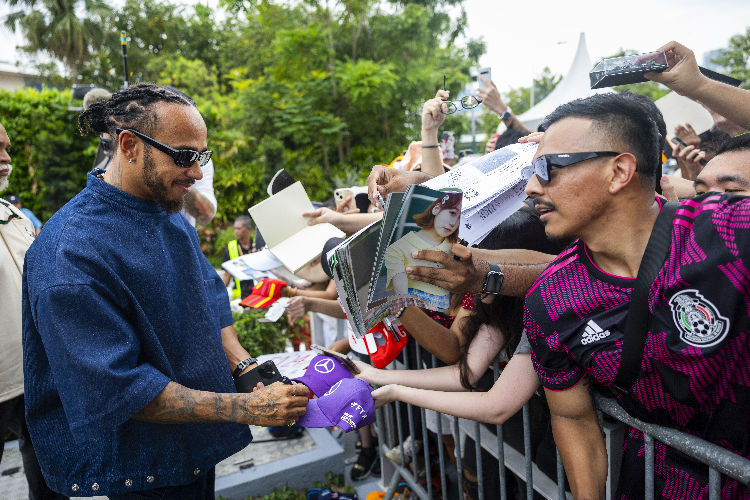 Lewis Hamilton trotzt in Singapur der Hitze mit einem Jeans-Outfit. Der Brite gibt vor dem Fahrerlager fleißig Autogramme für Fans