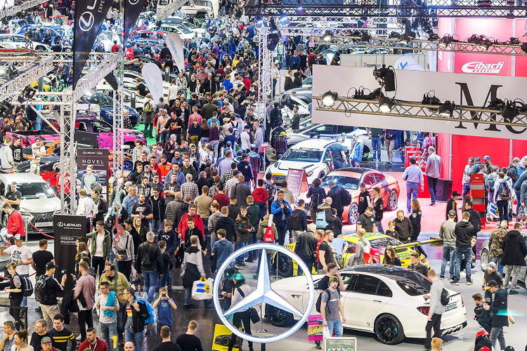 Massenhaft Autofans pilgerten auf das PS-Festival