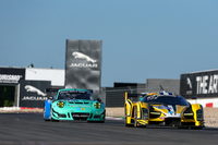 Der Glickenhaus SCG003C von Jeff Westphal vor dem Falken-Porsche