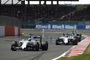 Anfangsphase in England: die beiden Williams vor den beiden Mercedes