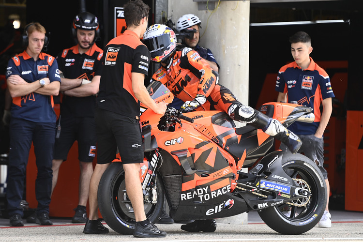 Raul Fernandez an seiner Tech3-Box
