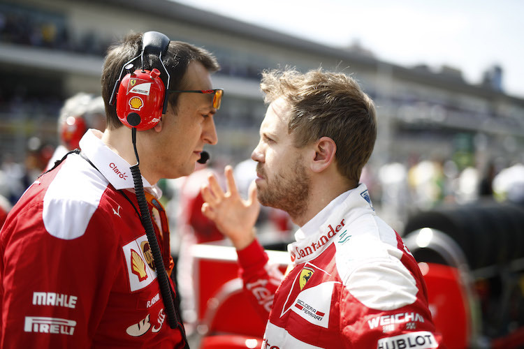 Sebastian Vettel mit seinem Renningenieur Riccardo Adami