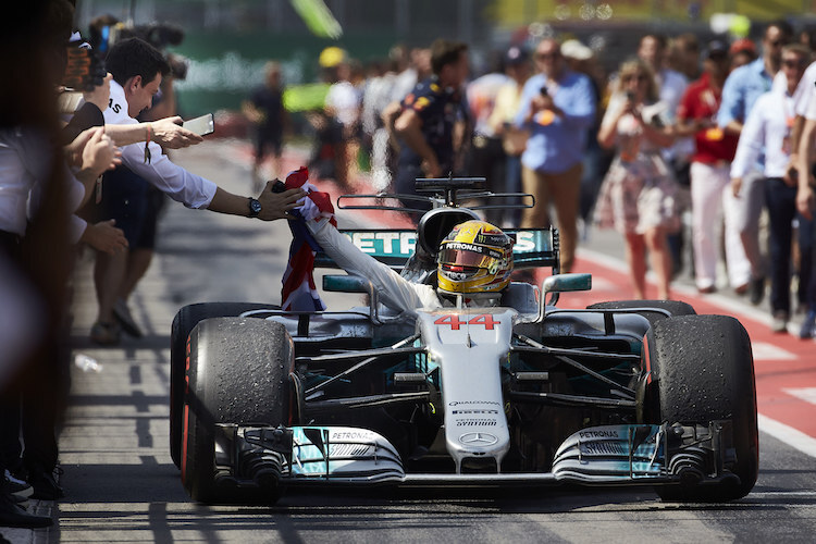 Toto Wolff grüsst nach dem Kanada-GP Lewis Hamilton