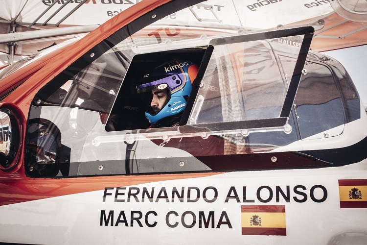 Fernando Alonso im Toyota Hilux