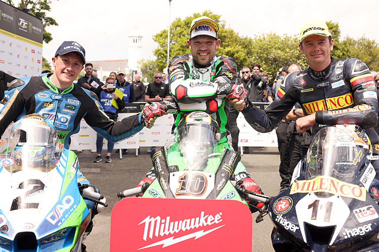 Die Top-3 der Senior-TT 2022: Dean Harrison (2.), Peter Hickman (Sieger), Conor Cummins (3.)