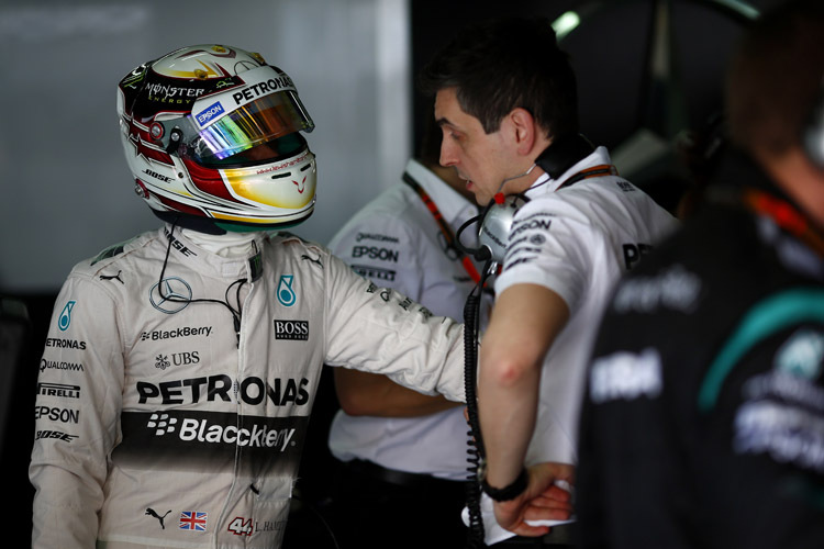Ernste Miene in der Mercedes-Box: Motorsportdirektor Toto Wolff im Gespräch mit Formel-1-Champion Lewis Hamilton