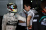 Ernste Miene in der Mercedes-Box: Motorsportdirektor Toto Wolff im Gespräch mit Formel-1-Champion Lewis Hamilton