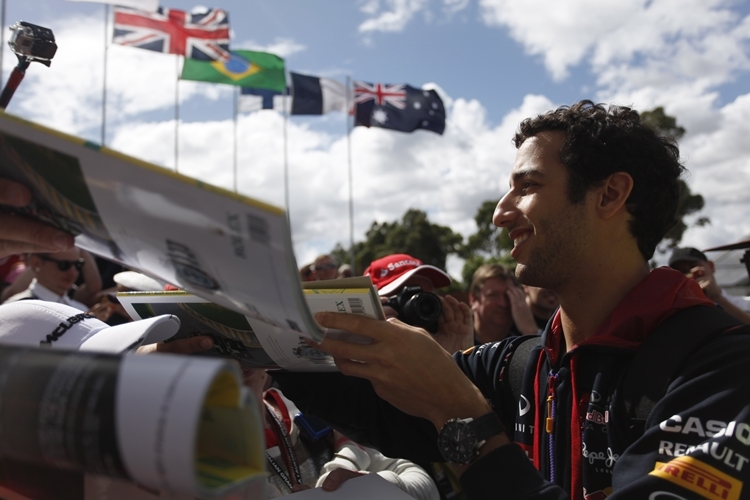 Daniel Ricciardo beim Autogramme schreiben